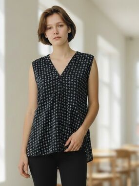 Sleeveless V-Neck Black Printed Blouse